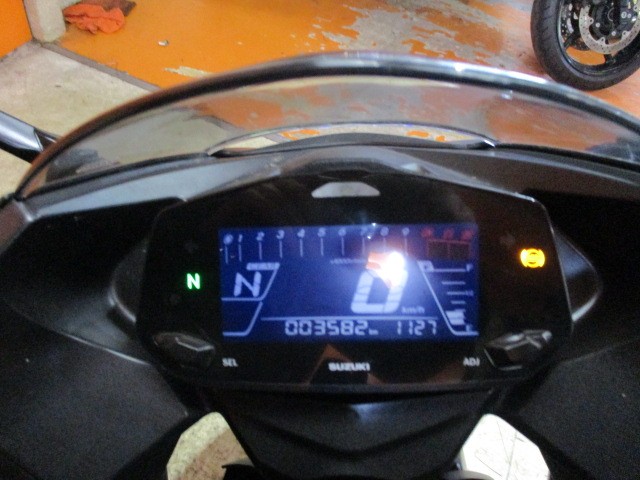 走行もまだまだの３５８２ｋｍ！の低走行車！ジグサーは燃料消費率１Ｌ＝４５ｋｍの高燃費車両ですよ！！